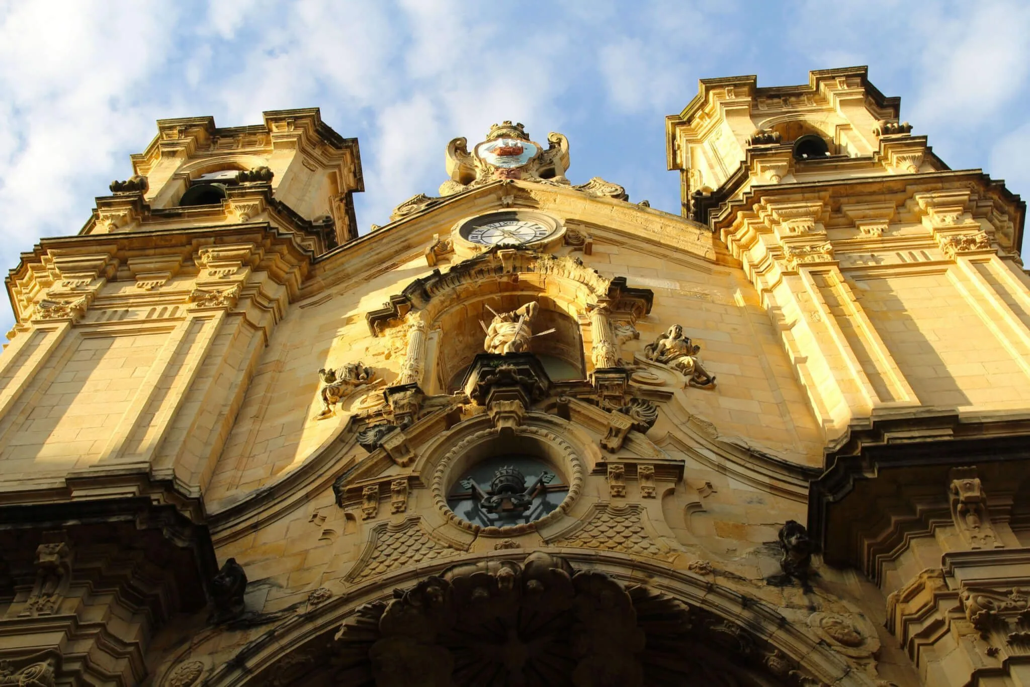 Uno de los siete retablos que adornan el interior de la basílica de Santa María del Coro de San Sebastián.