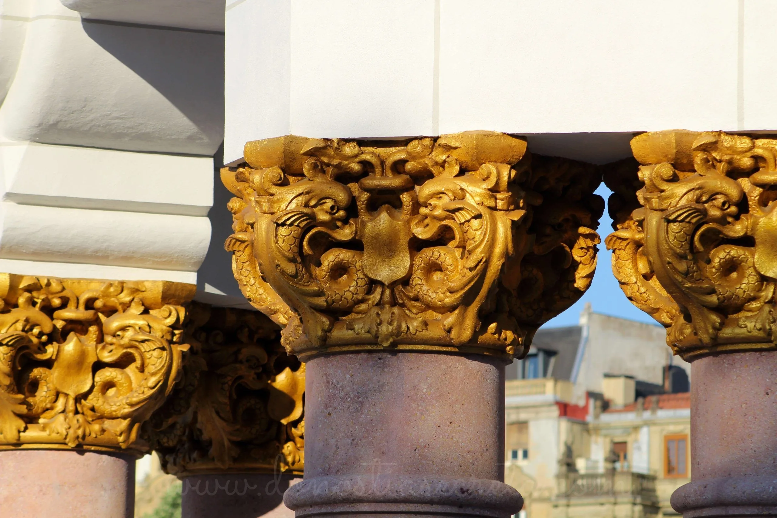 Capiteles del puente de María Cristina