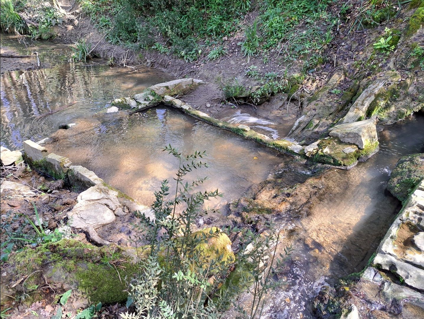 Lavadero de Pakeako erreka en el parque de Miramón. 
