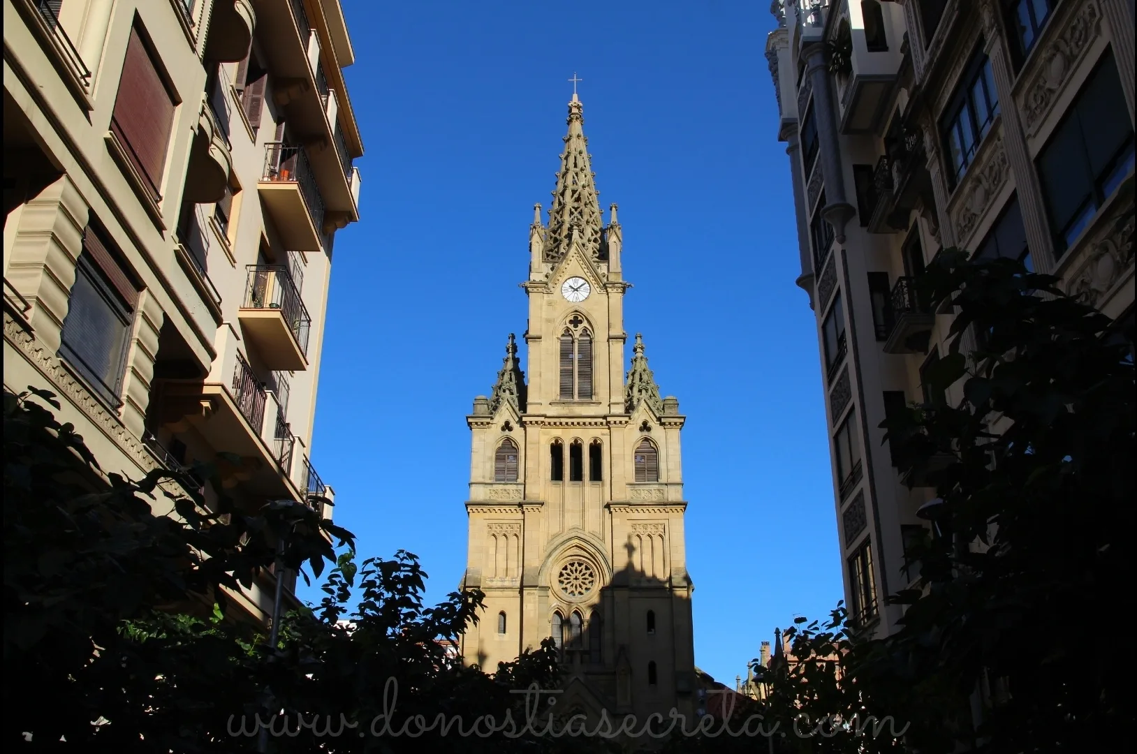 Torre de la iglesia de San Ignacio de Gros.