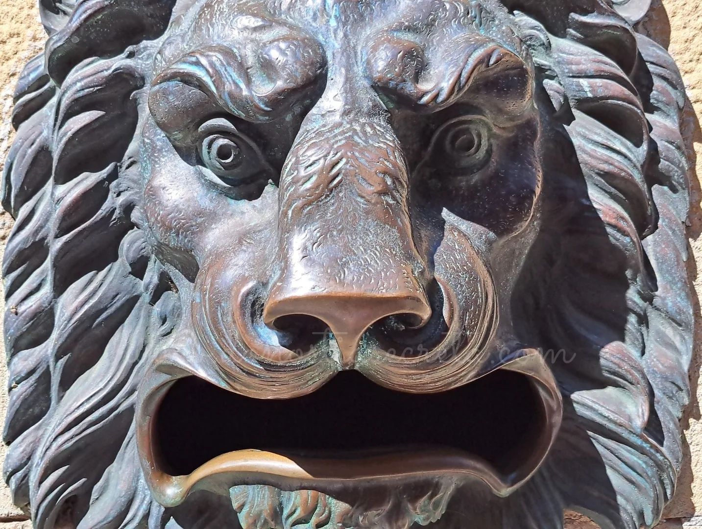 Buzón con forma de león en Donostia-San Sebastián.