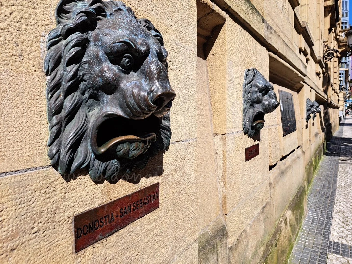 Leones de Correos en San Sebastián.