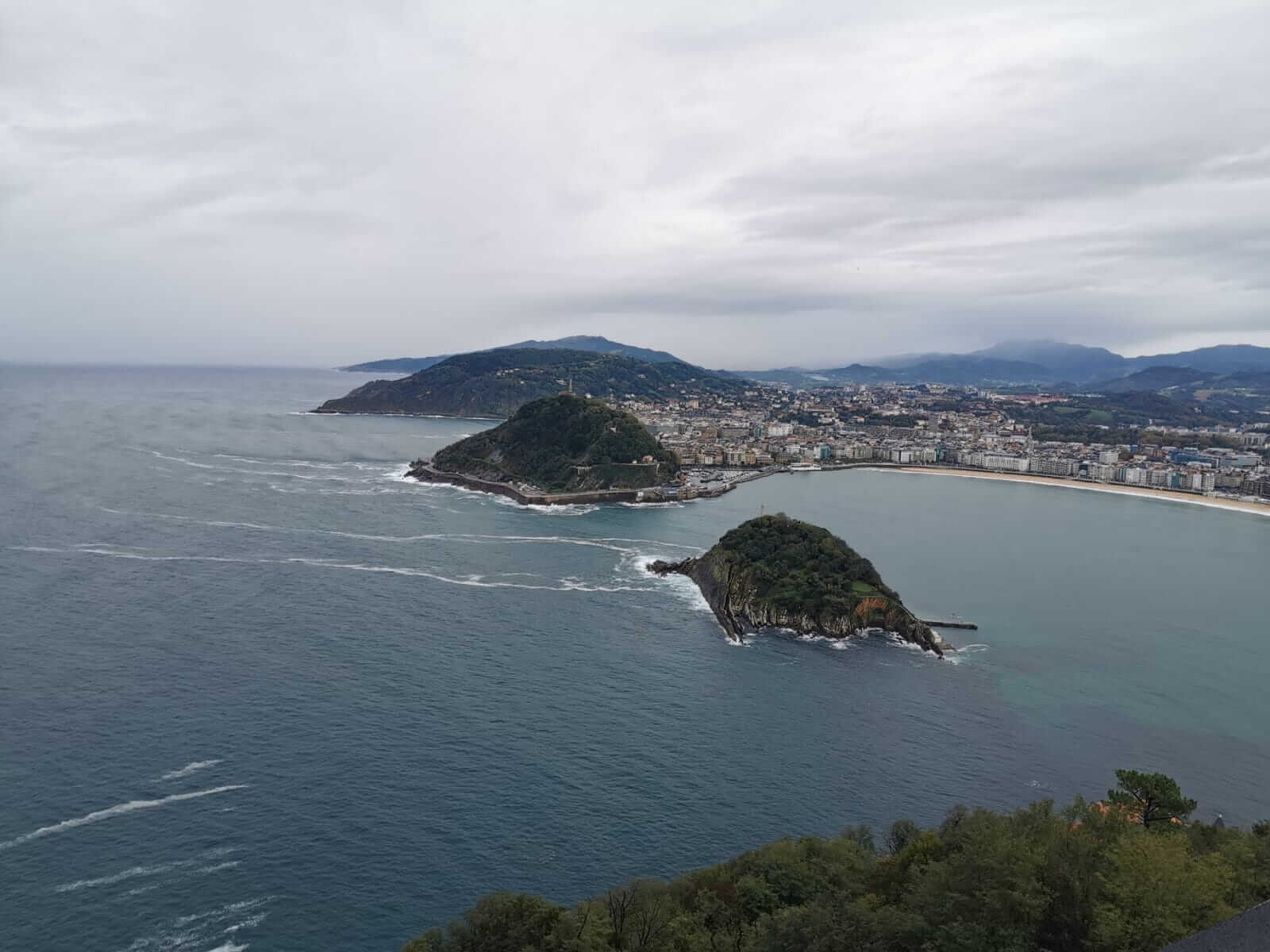 Isla de Santa Clara y monte Urgull.