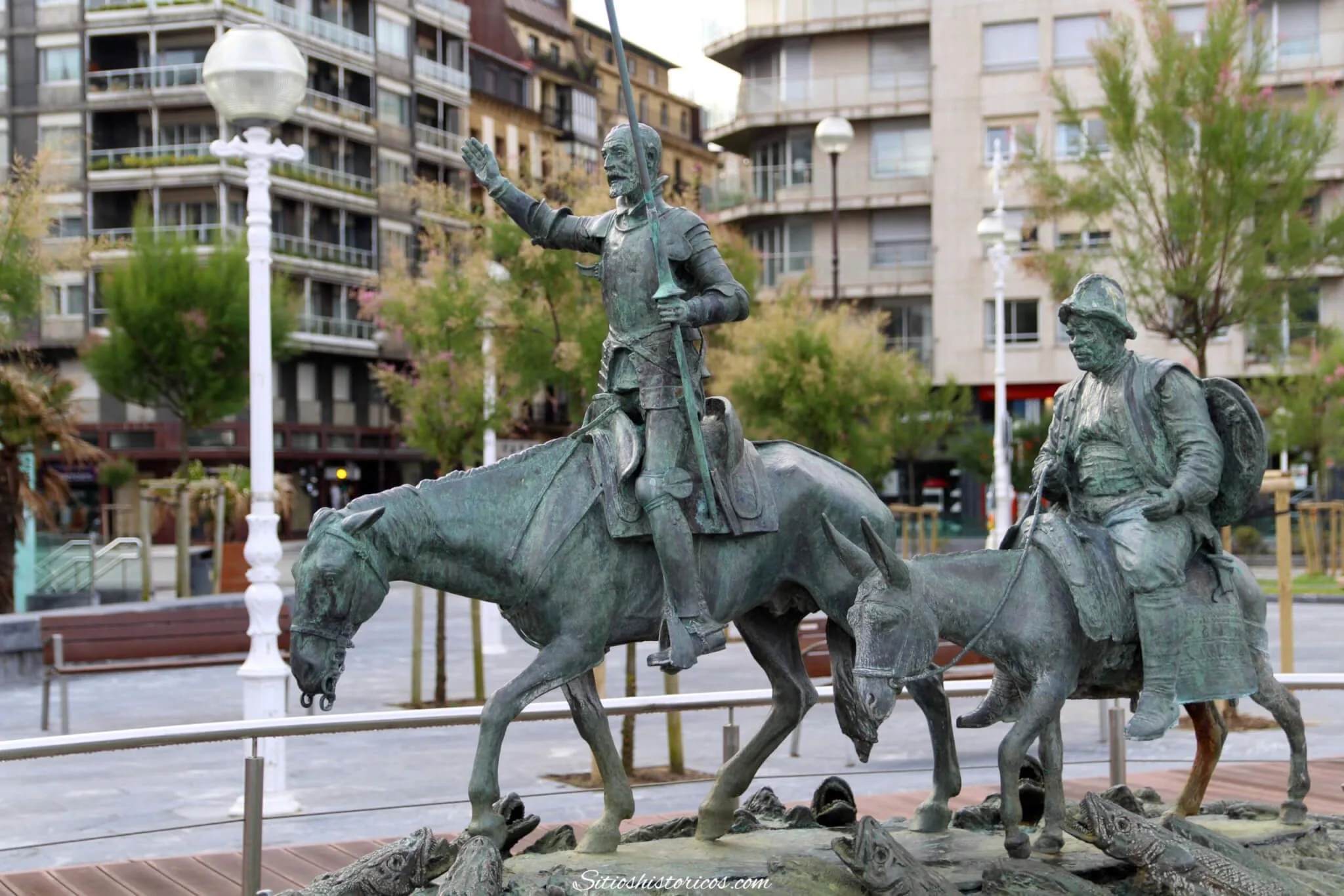 Escultura de Don Quijote y Sancho Panza en la Plaza de Cervantes de Donostia-San Sebastián.