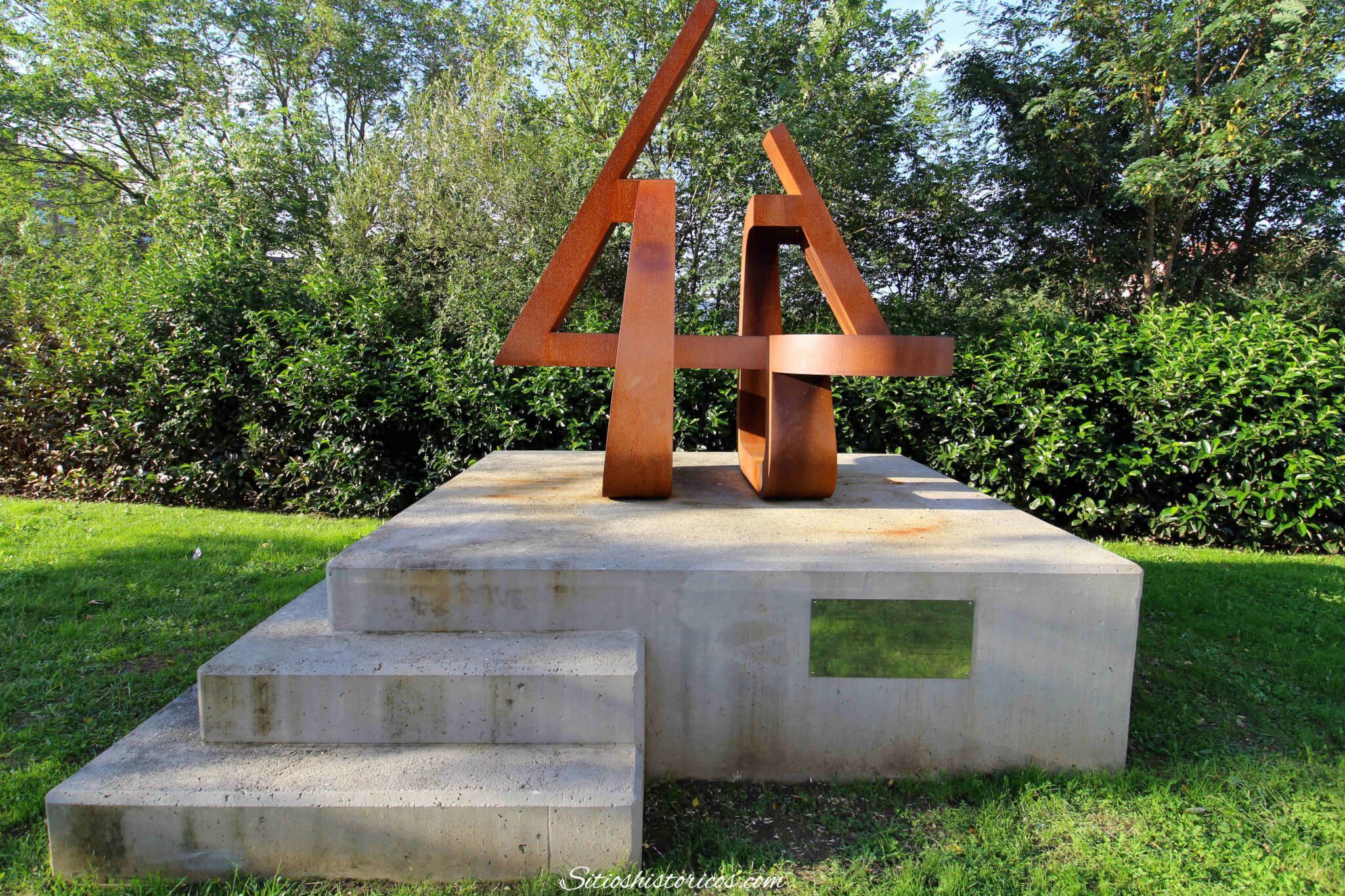 Escultura masónica en San Sebastián.