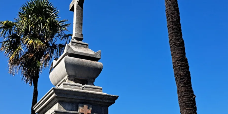 Mausoleo Cruz Roja Cementerio de Polloe.