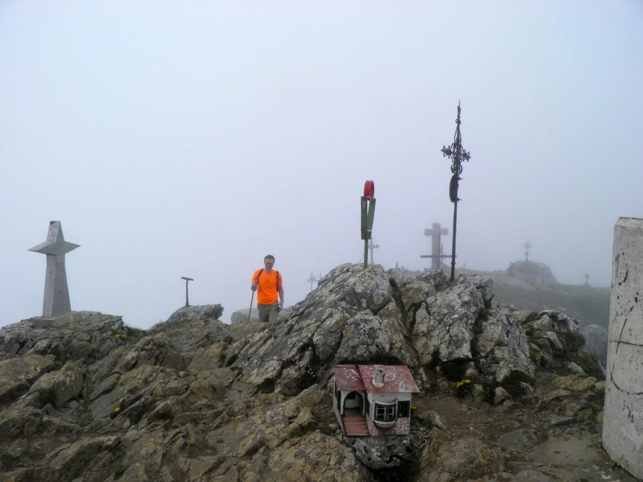 Cruces en la cima del monte Hernio.