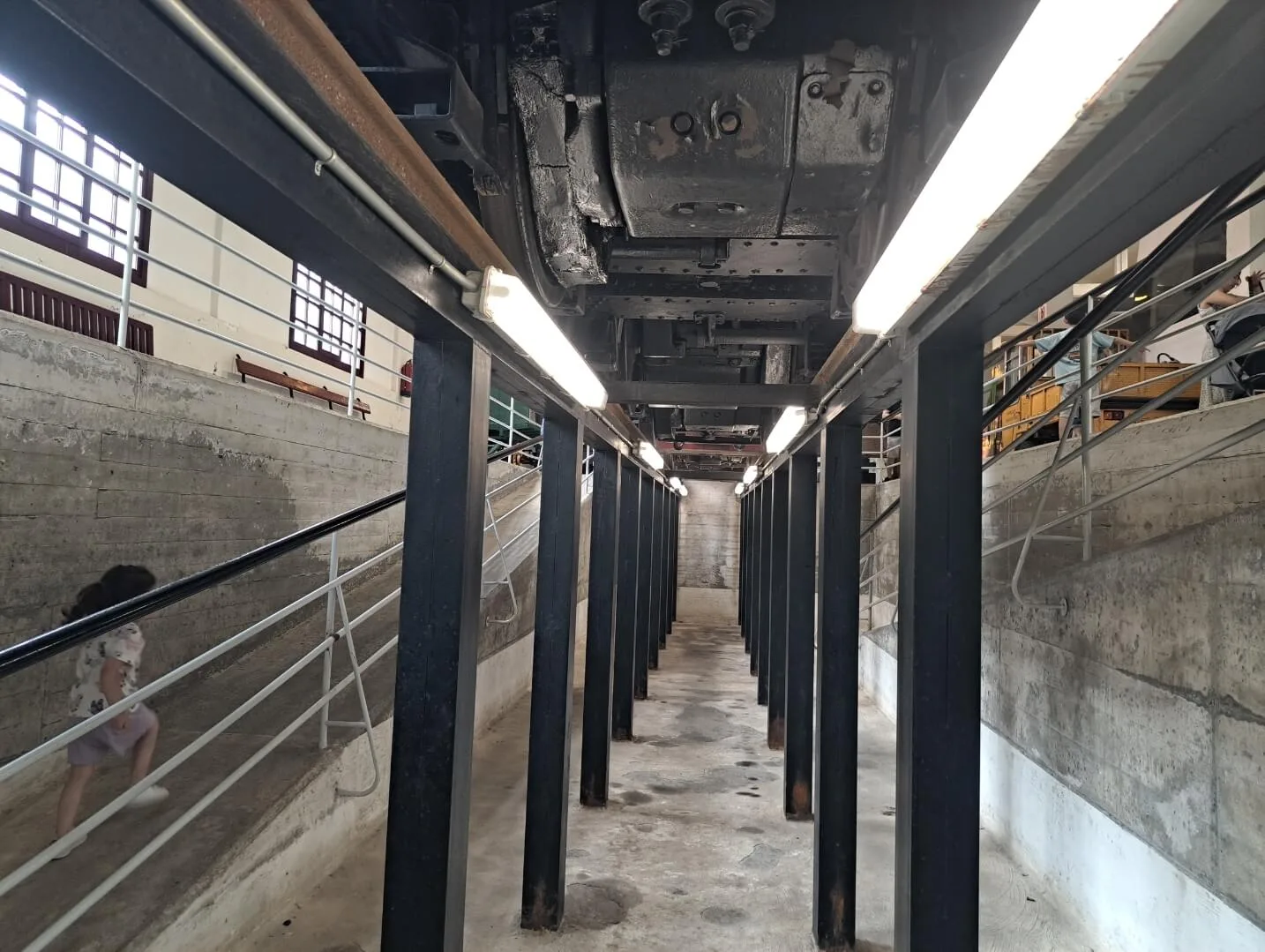 Foso taller mecánico antiguo Ferrocarril del Urola en Azpeitia.
