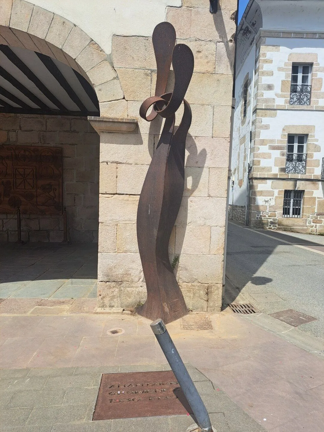 Escultura Ahantziak en Vera de Bidasoa.