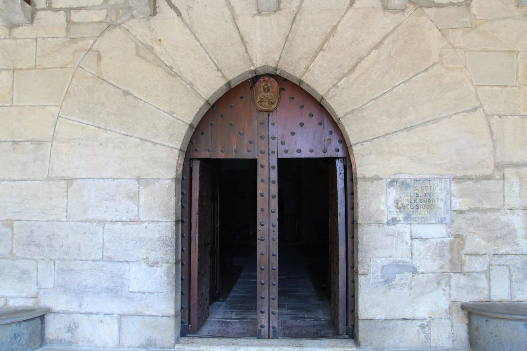 Portada de ingreso iglesia San Esteban de Bera