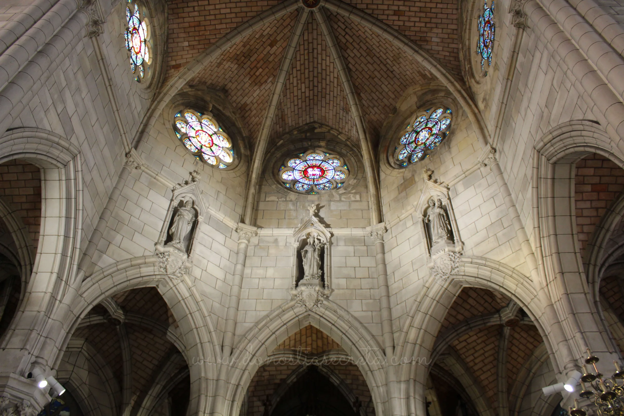 Interior iglesia Santa Eugenia Biarritz