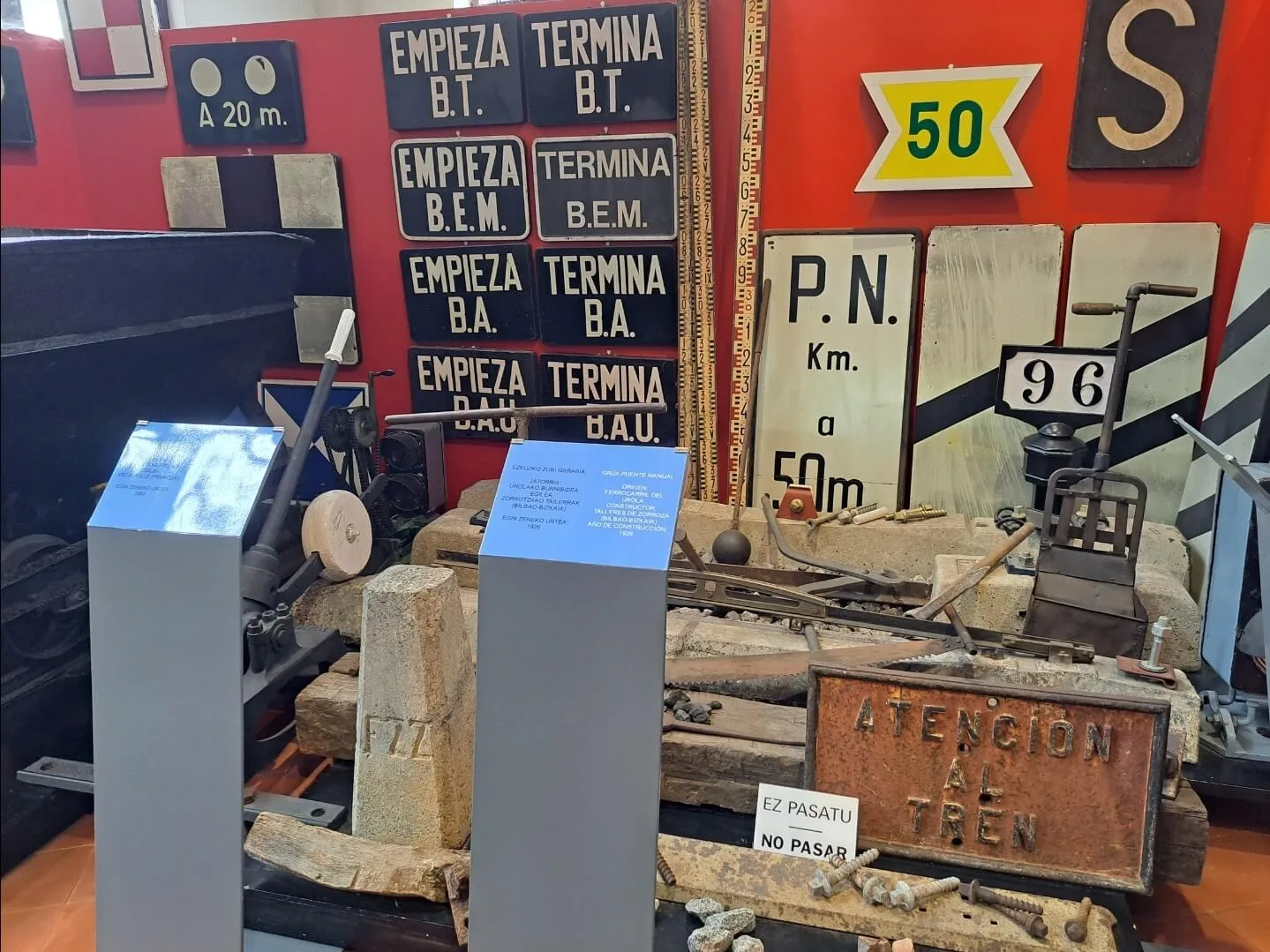 Material del museo del tren vasco.