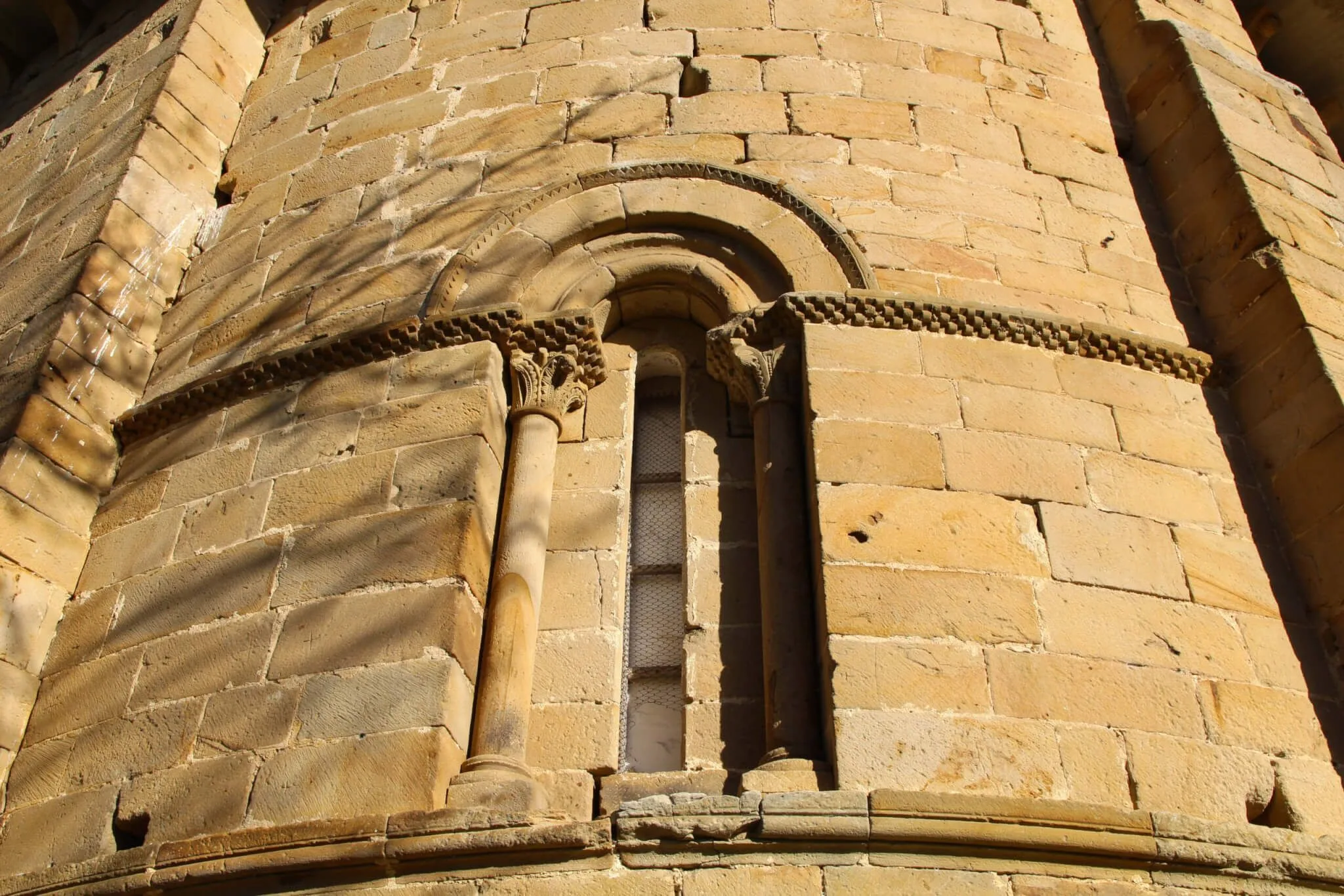 Portada románica de Santa María de Zamartze en Uharte-Arakil.