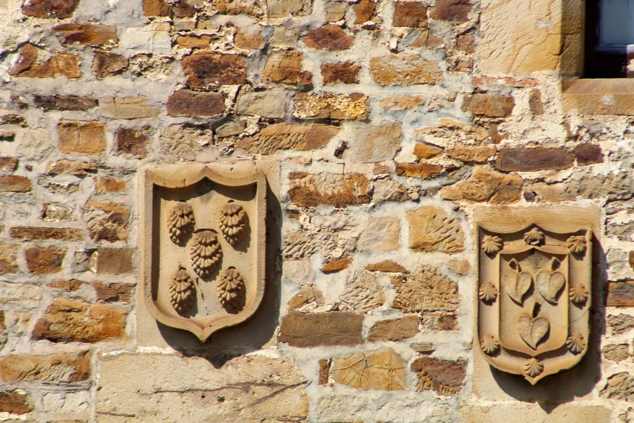 Escudos en la fachada de Bidaurreta