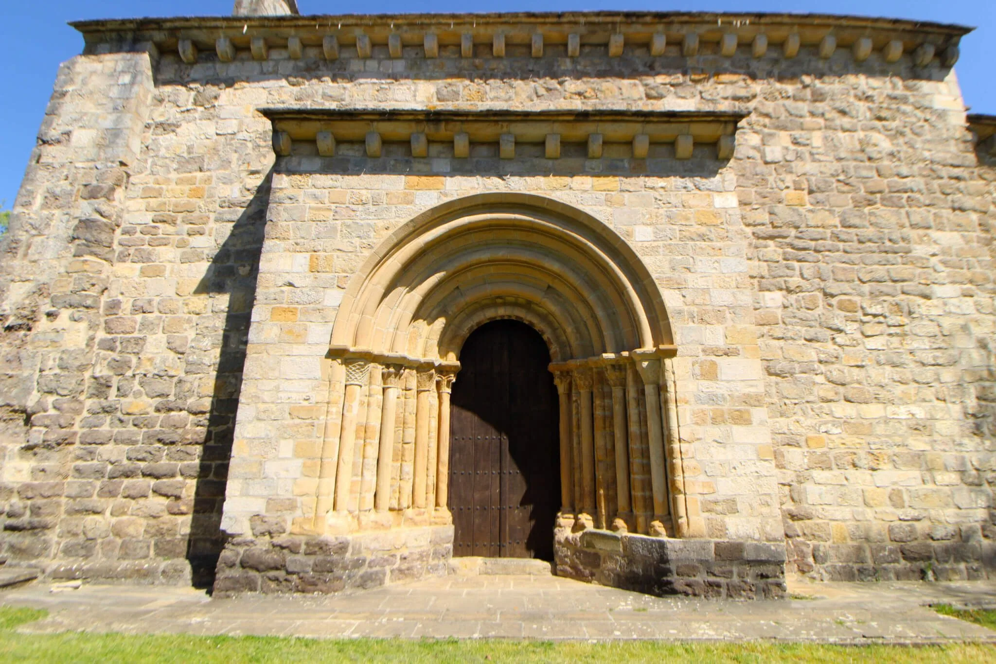 Portada románica ermita de Itxasperri.