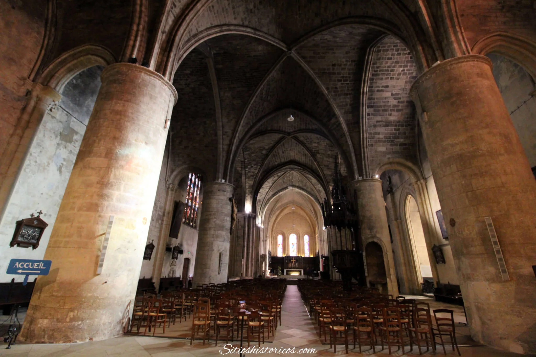 Interior de la basílica de San Severino de Burdeos