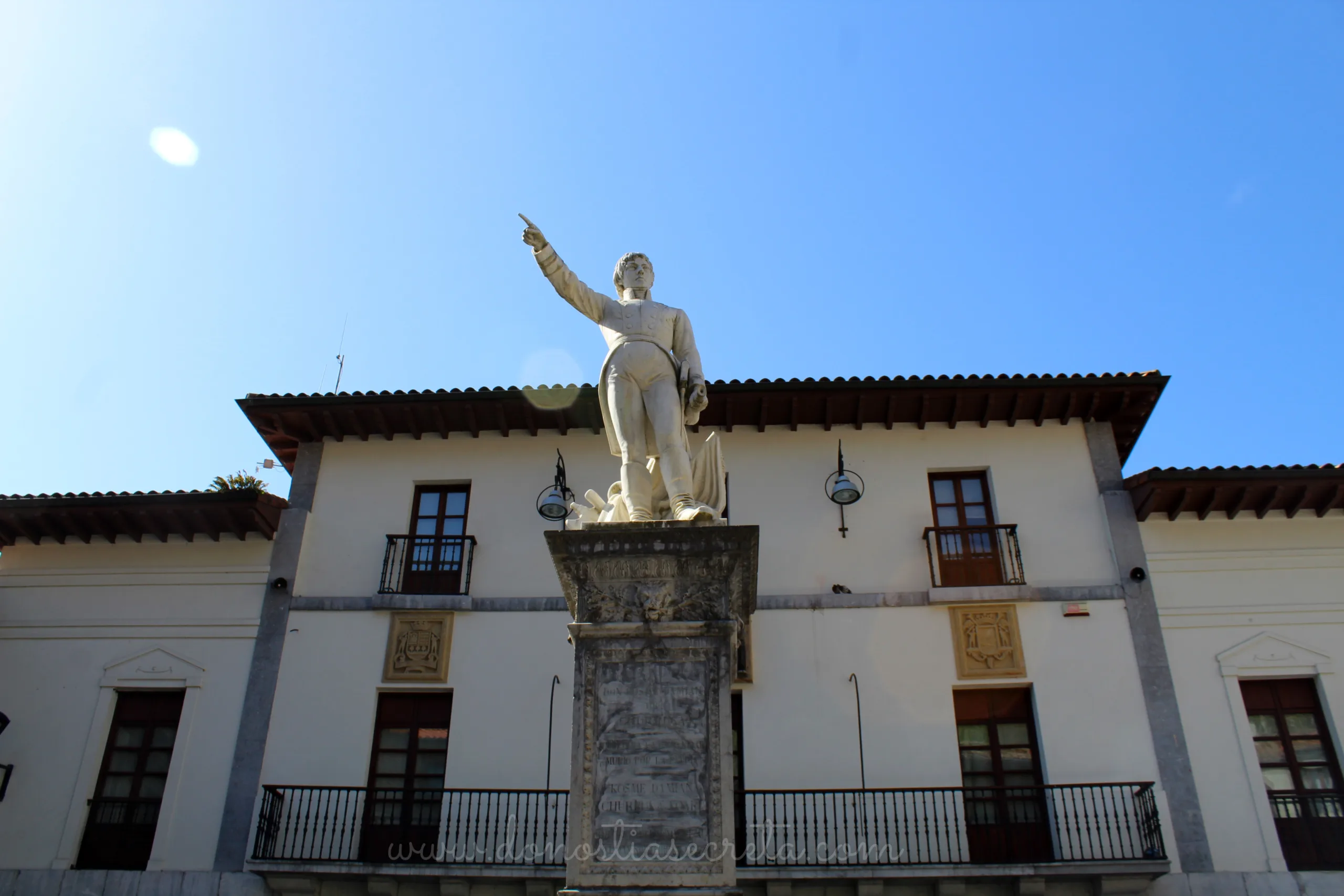 Estatua de Cosme Churruca en Mutriku.
