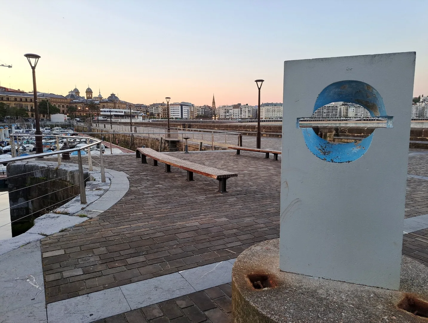 Estela de Ibarrola puerto Donostia