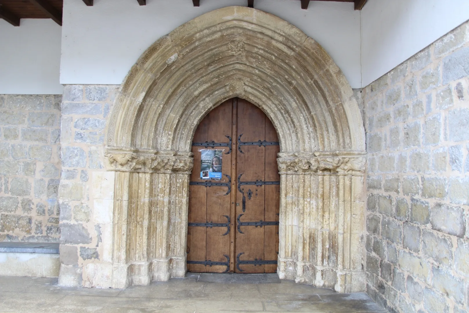 Portada iglesia de San Vicente de Etxarren.
