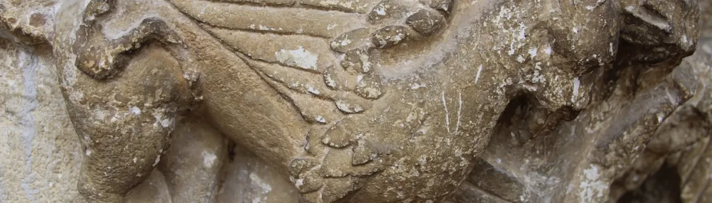 Grifo tallado en la iglesia de San Vicente de Echarren.