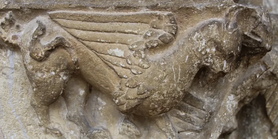 Grifo tallado en la iglesia de San Vicente de Echarren.