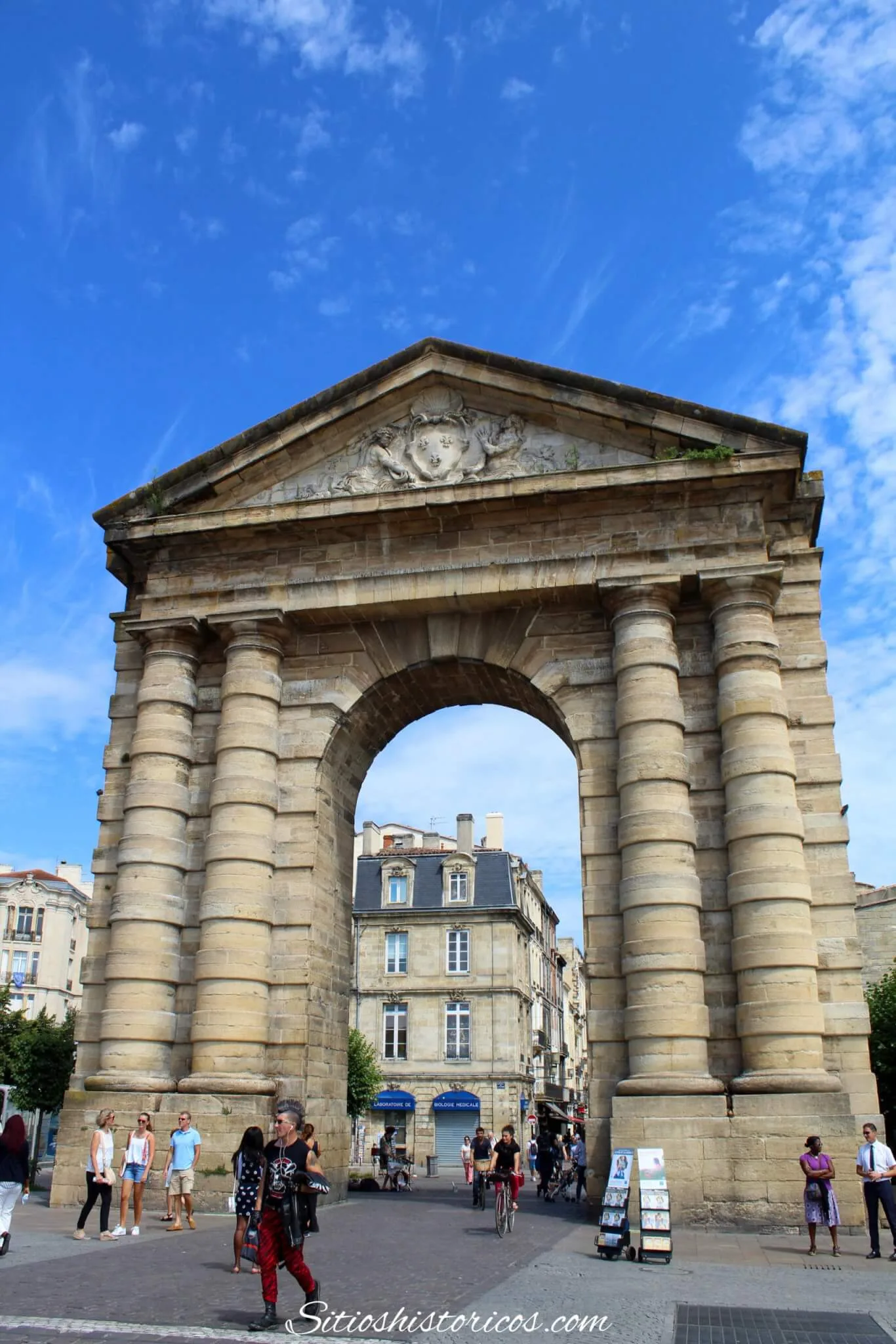 Puerta monumento de Aquitania