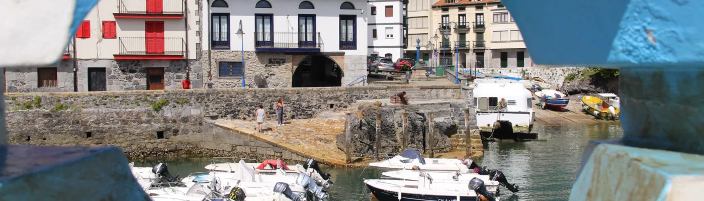 Escultura de Ibarrola en Mundaka