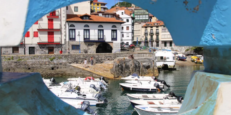Escultura de Ibarrola en Mundaka