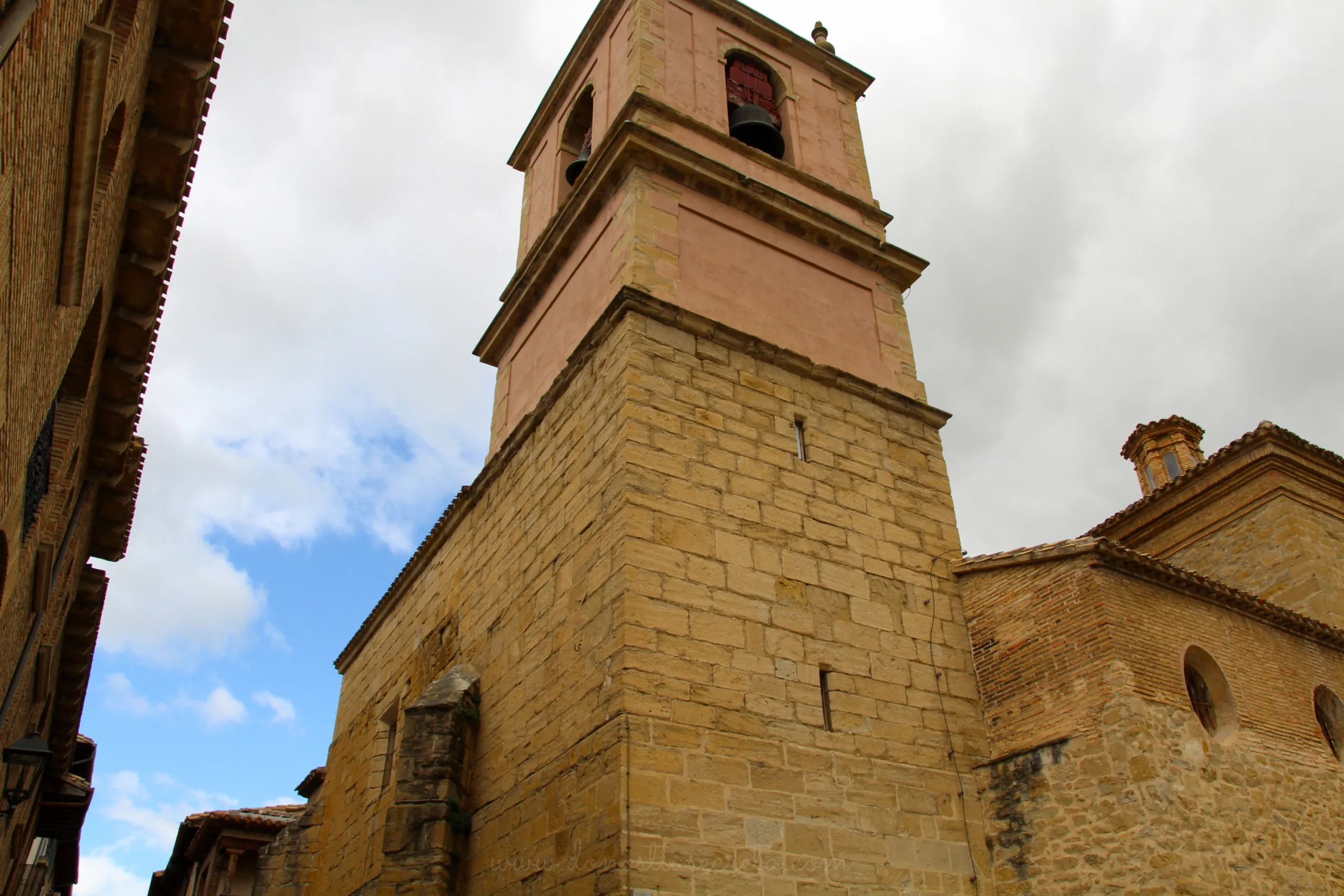 Parroquia de San Pedro en Puente la Reina.
