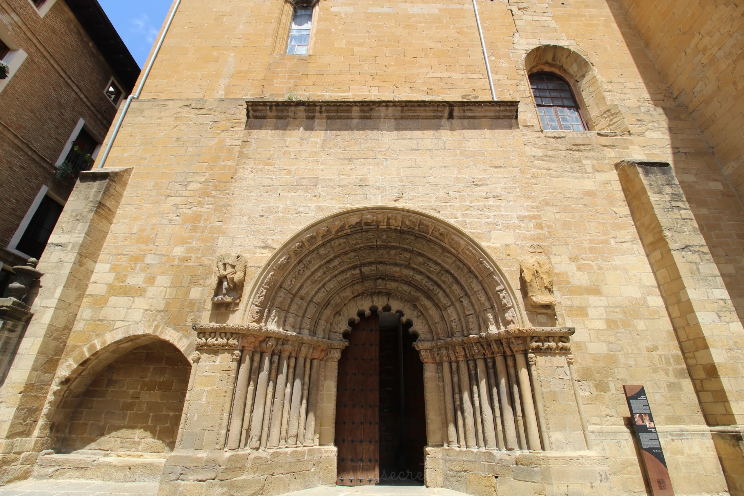 Portada de la iglesia medieval de Santiago en Puente la Reina.