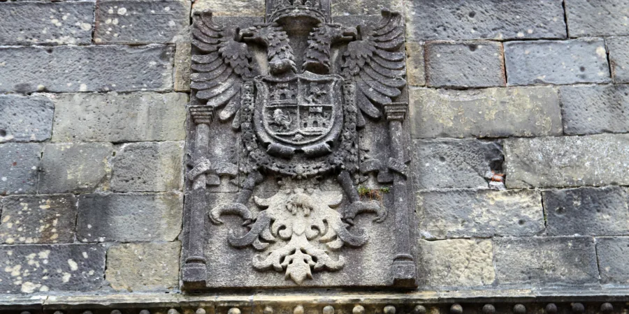 Escudo armas Carlos V en el castillo de Hondarribia.