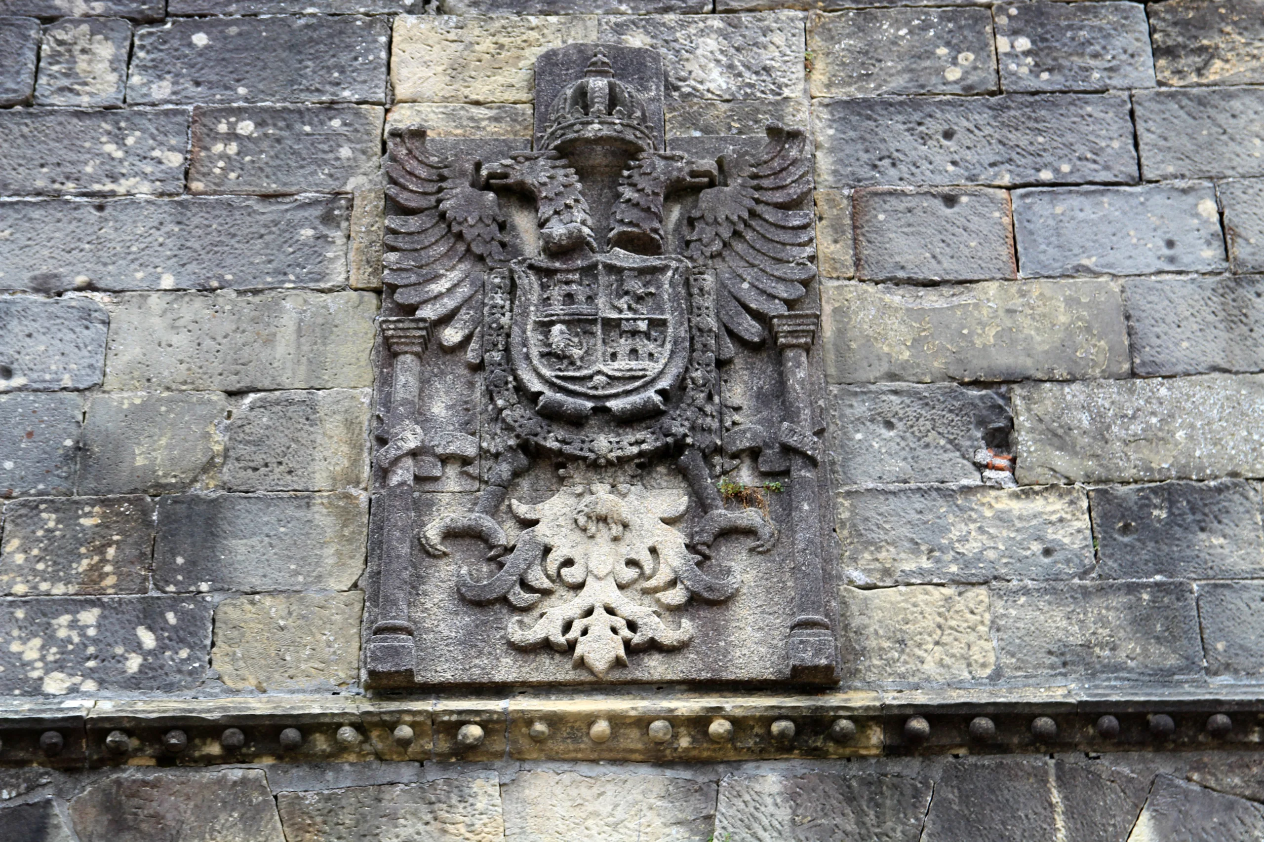 Escudo armas Carlos V en el castillo de Hondarribia.