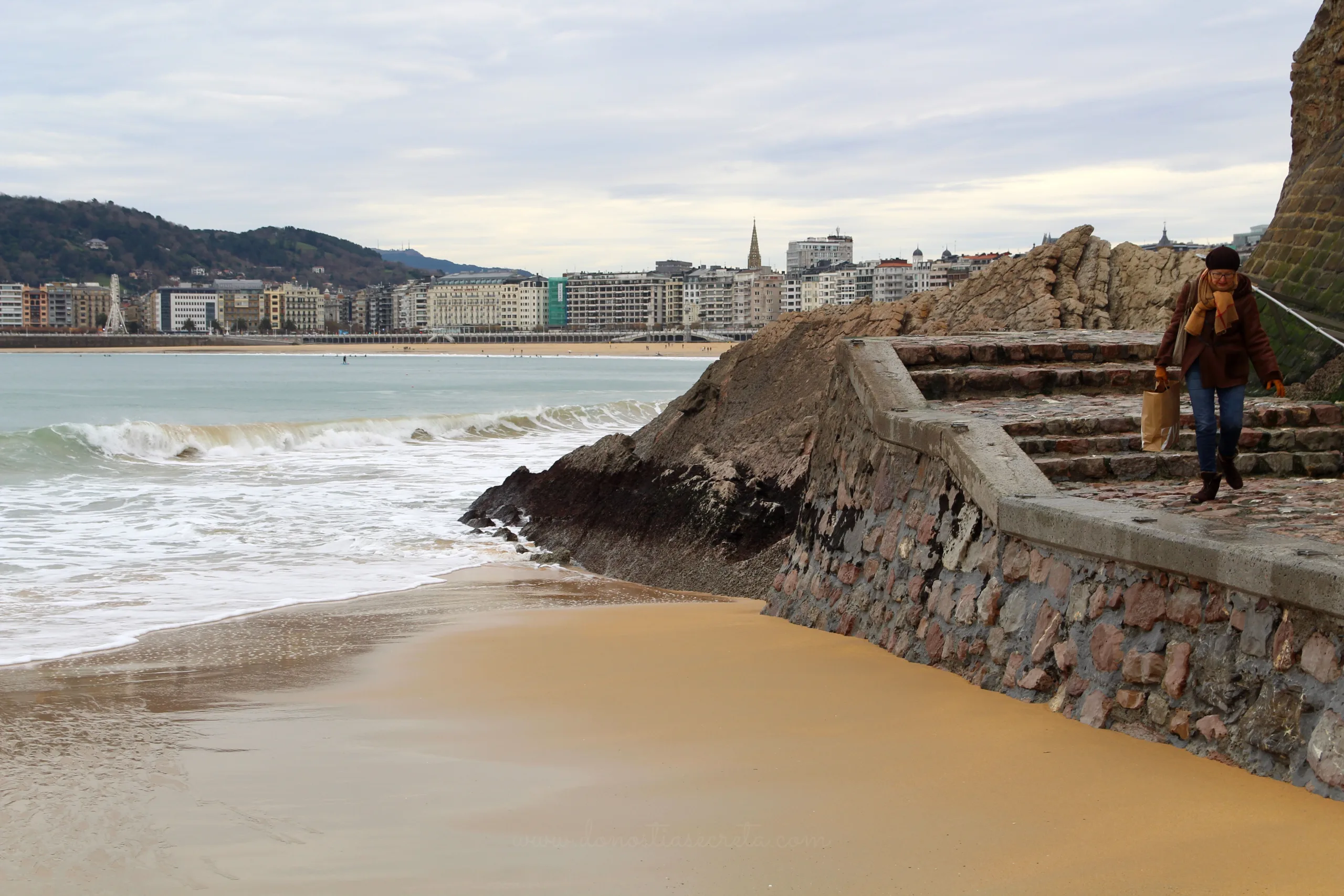 El Pico del Loro en la playa de Ondarreta