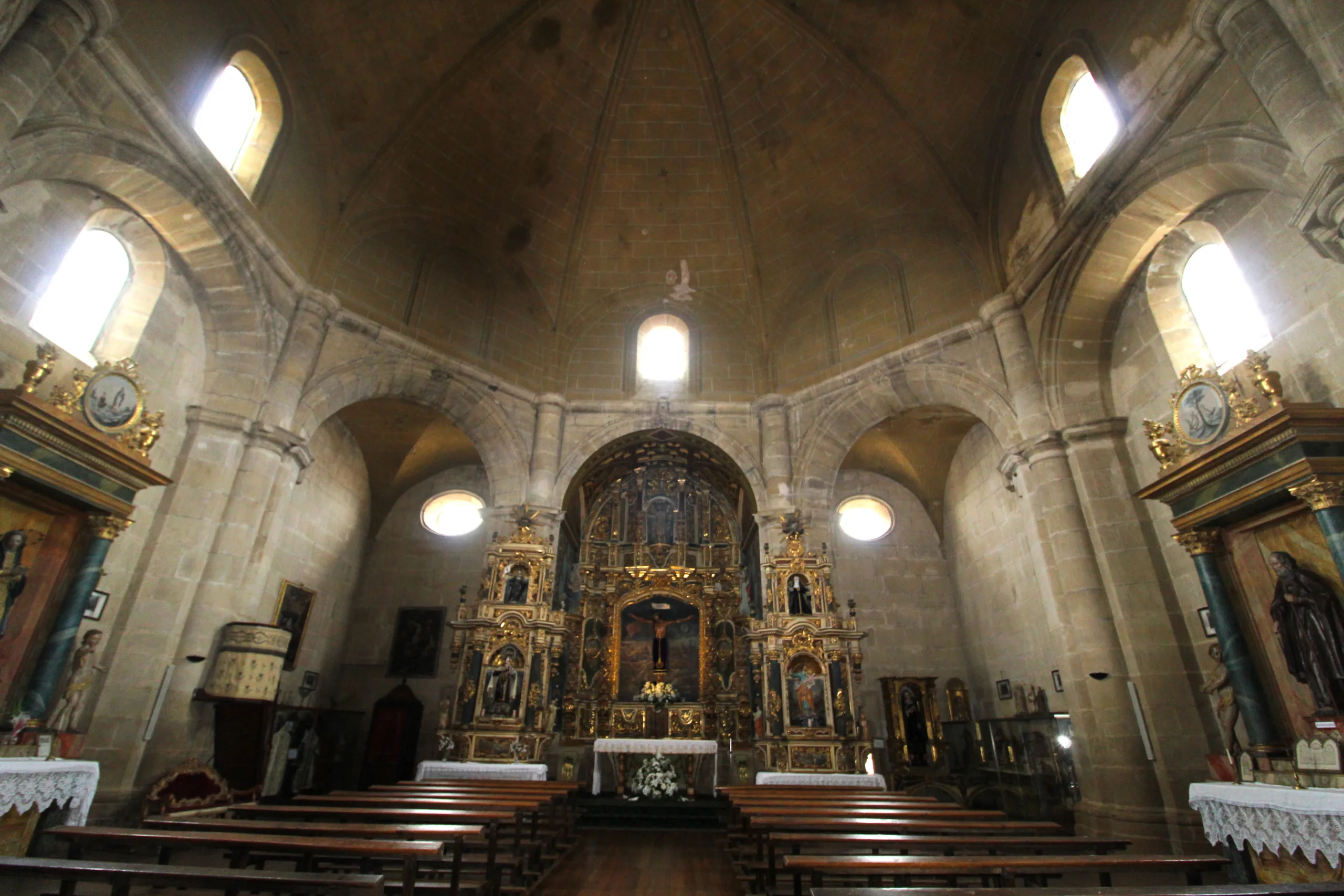 Interior de la ermita del Santo Cristo de los Remedios en Briones.
