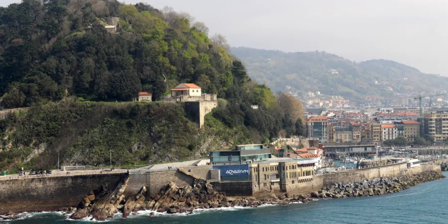Puerto de Donostia y monte Urgull