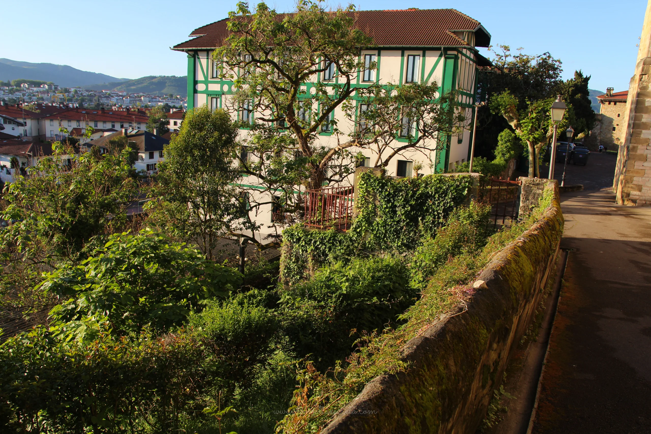 Mirador del pintor Bienabe Artia en Fuenterrabía