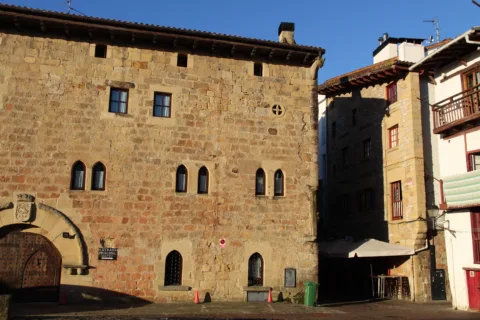 Casa-palacio Etxebestenea Hondarribia