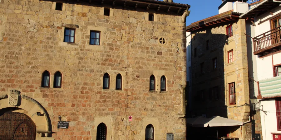 Casa-palacio Etxebestenea Hondarribia
